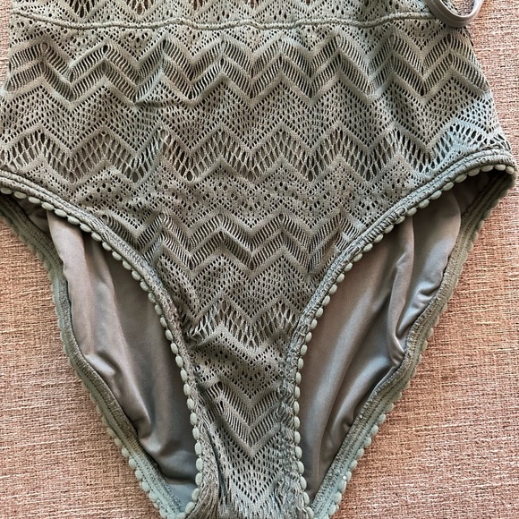 Carmen Marc Valvo Women's Crochet Scoop-Neck One-Piece Swimsuit SAGE GREEN  Sz 8 - Picture 4 of 9